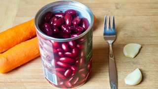 Беру БАНКУ ФАСОЛИ и готовлю Потрясающий салат! Вкусный рецепт из простых продуктов!