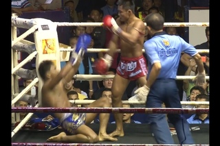 Thanonchai Thanakorngym () vs Pet-U-Tong Or. Kwanmuang (), Rajadamnern Stadium Bangkok - 19th November 2015