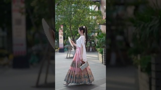 粉色真的是又仙又飒，搭配这个上衣