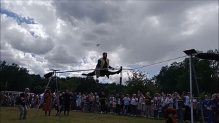 Канатоходец садится на шпагат (Rope walker sits on a twine)