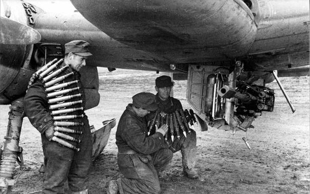 Аэродромные техники заряжают 30-миллиметровую пушку M 103, установленную под фюзеляжем немецкого противотанкового самолёта Hs-129 Обращают на себя внимание приборы управления двигателем, из-за