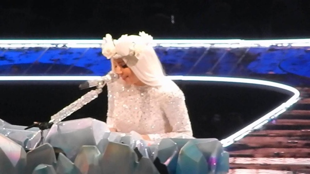 Lady Gaga art Rave: The ARTPOP Ball Tour. ( Gypsy)