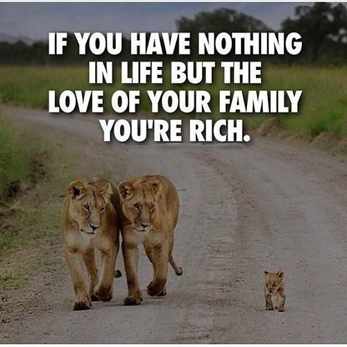 Is your family with you here. Счастливая семья. Семья со спины. Is your family with you here. Is your family with you here.