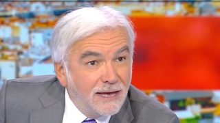 Pascal Praud : Emmanuel Macron sest couch face  Ursula von der Leyen