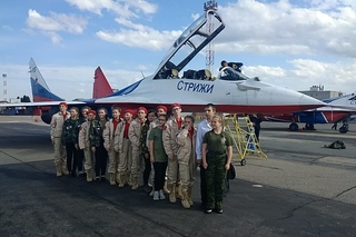 Пилотажная группа стрижи самолеты. Стрижи самолеты. Стрижи летчики. Стрижи пилотажная группа в кемерово. Пилоты стрижи пилотажная группа.