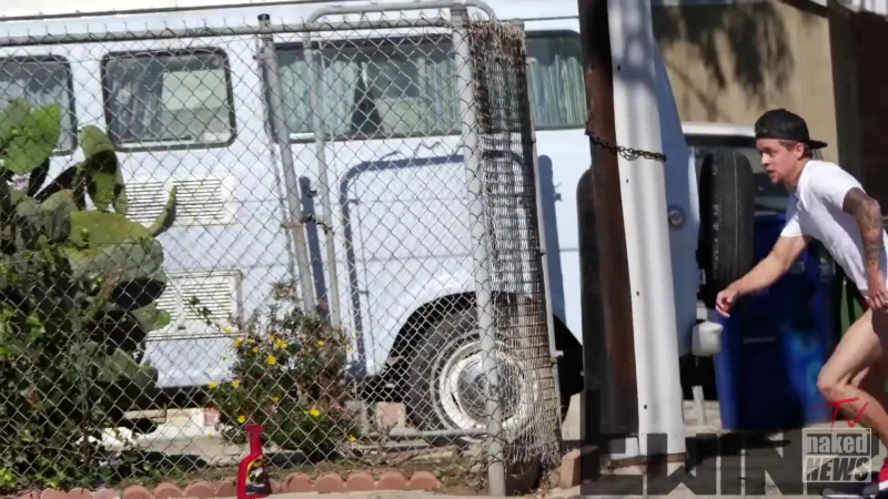 Naked News 26-04-2015