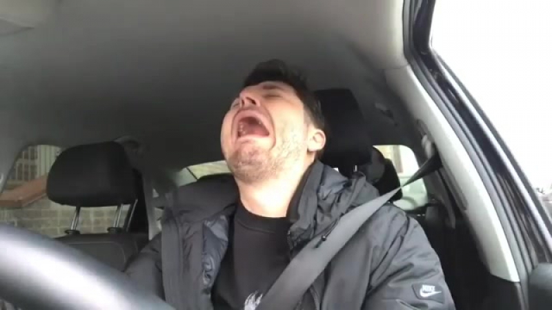Девушка на парковке глазами