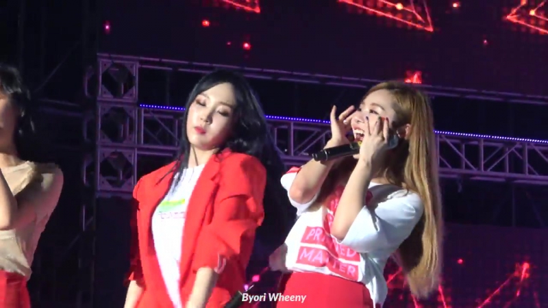 MAMAMOO Aze Gag (фокус на Хвиин) Фестиваль курочки и пива в
