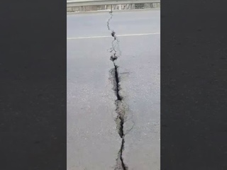 Мост над рабочим. Через щели видно как поезд едет