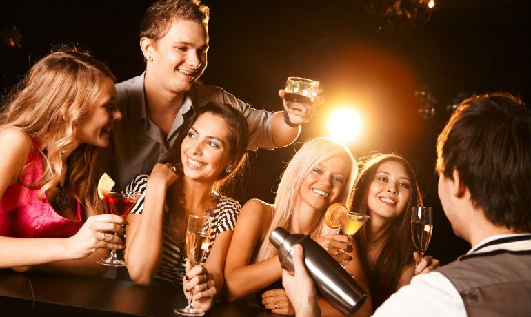 С друзьями в баре С друзьями в баре