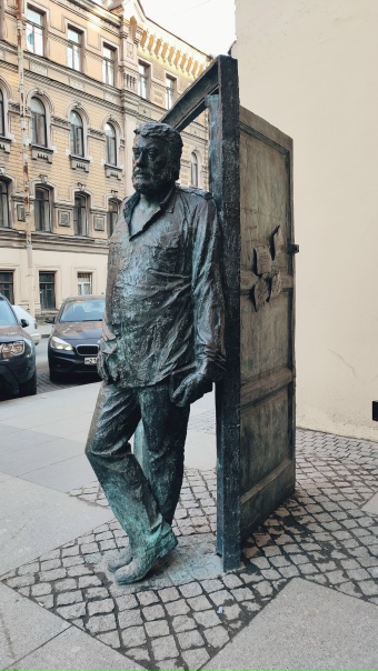 Памятник сергею довлатову ул рубинштейна 25 фото Памятник сергею довлатову ул рубинштейна 25 фото