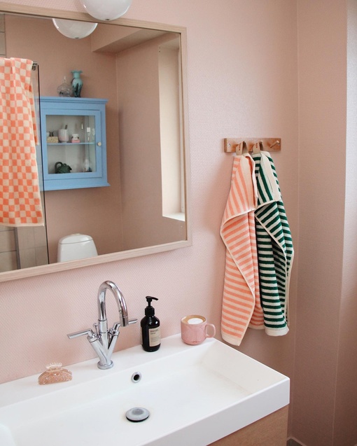 Добро пожаловать в скандинавский интерьер датского дома, в котором хорошо видна любовь датчан к пастельным и достаточно ярким оттенкам.