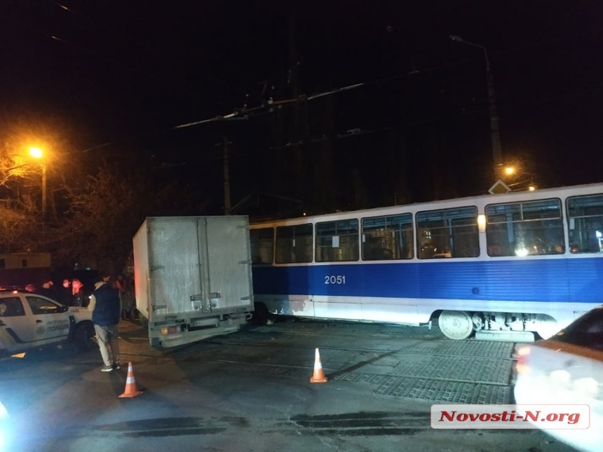 В Николаеве столкнулись грузовик Hyundai и трамвай 6-го маршрута вечером 10 декабря на пересечении улиц Пушкинской и Сенной (Буденного) Это картинка