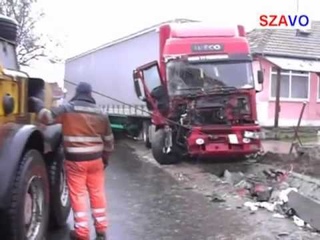 Пьяный дальнобойщик снес столб и врезался в забор