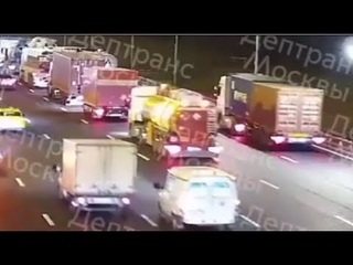 Фургон разорвало на части: момент жёсткого ДТП с бензовозом на МКАД