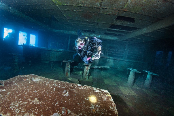 Лихой паромщик. Красное море (Египет), 15 декабря 1991 года. Если вы бывали в Египте, то знаете, что ПДД на улицах крупных туристических муравейников всего лишь условность. На море творится